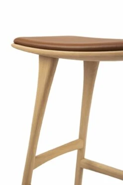 Ethnicraft Oak Osso Counter Stool - Leather 20 Ethnicraft Oak Osso Counter Stool - Leather -Trit Houses Shop 53050 Osso counter stool varnishedoak cognac leather det01 cut web
